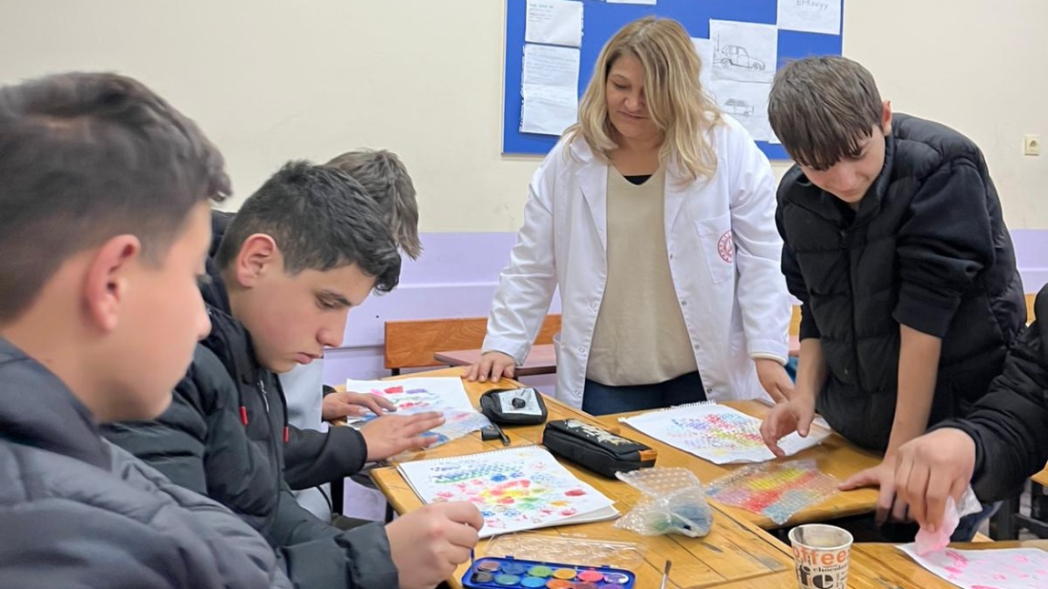 MOTORLU ARAÇLAR TEKNOLOJİSİ ALANI ÖĞRENCİLERİMİZ İLE GÖRSEL SANATLAR DERSİNDE DOKU ÇALIŞMASI YAPTIK.